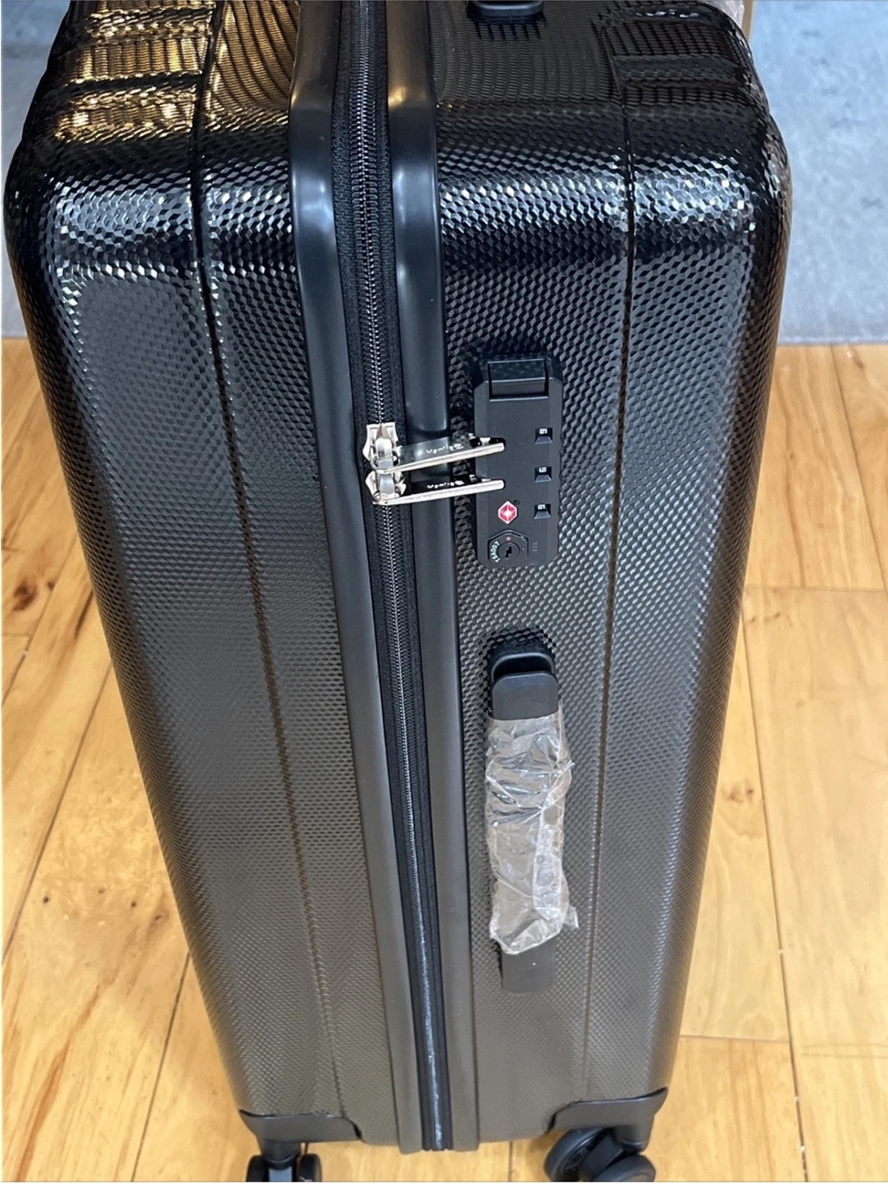 Hanke Classic Hardshell Carry-On Travel Suitcase in Black 26” x 16” x 10” - Picture 3 of 3